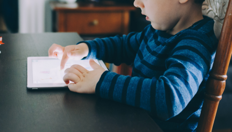 How to Minimize Screen Time with Kids While on Vacation